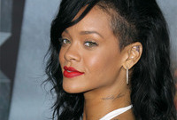 Rihanna-goes-au-naturel-side